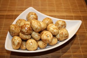 Gefriergetrocknete Kirschen Mit Weißer Und Zartbitterschokolade